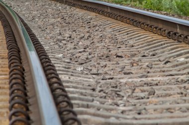 Demiryolu gülümsemek güneşli gün olmadan bir tren