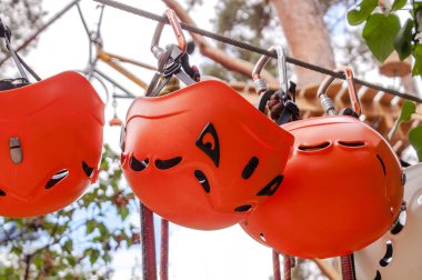 Turuncu kask asılı