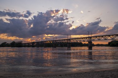 Güneşli bir gün nehir