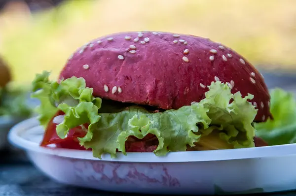Hambúrguer vermelho com salada — Fotografia de Stock