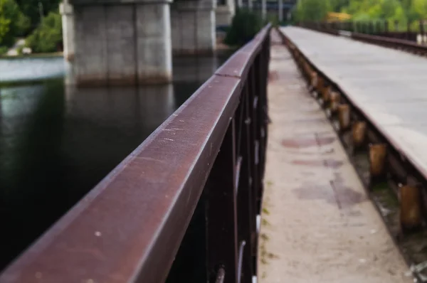 Puente barandilla río —  Fotos de Stock