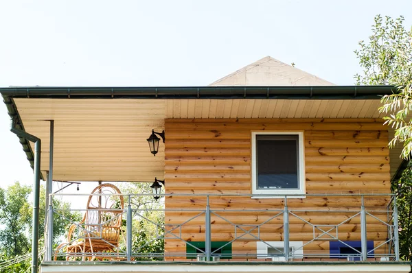 Evin verandada ahşap sandalye