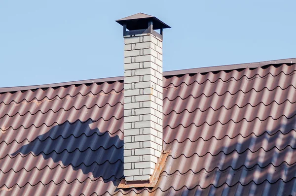 Tegel skorstenen på taket — Stockfoto