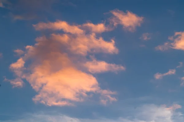 Herbstlich rot-graue Wolken am blauen Himmel — Stockfoto