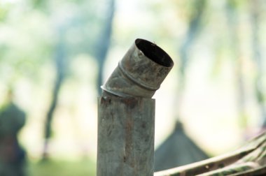 bir demir baca ile askeri çadır