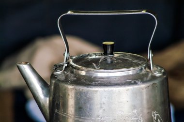 Tarihsel gri demir su ısıtıcısı