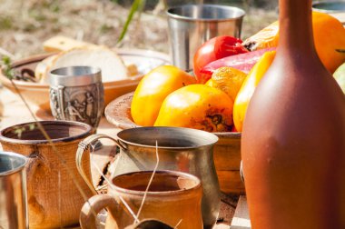 Kupa, kil şişe Ortaçağ p yere serme masada