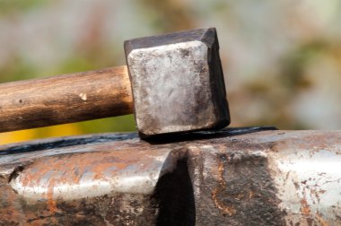 Ortaçağ tarihi örs ve çekiçle