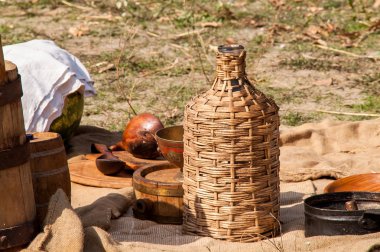 Yemekleri ile örgülü şişe 