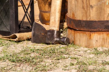 demir kandil ve bir balta