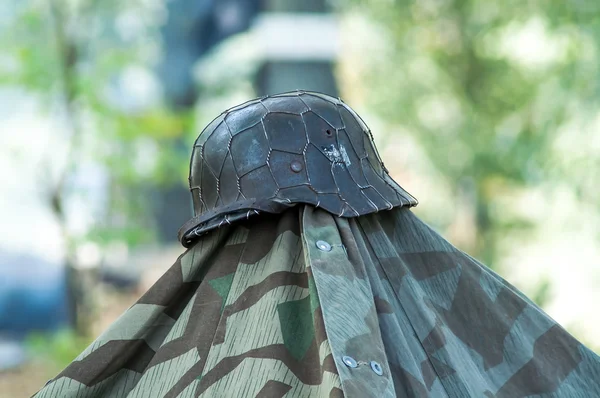Caschi militari indossavano la tenda verde — Foto Stock