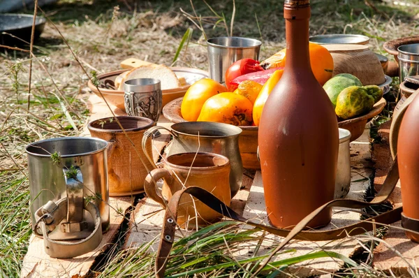 Kupa, kil şişe Ortaçağ p yere serme masada