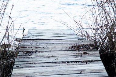 Nehirdeki tahta köprü