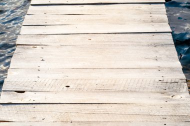 Nehirdeki tahta köprü