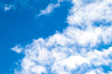 farklı güzel bulutlar üstünde o ile mavi gökyüzü