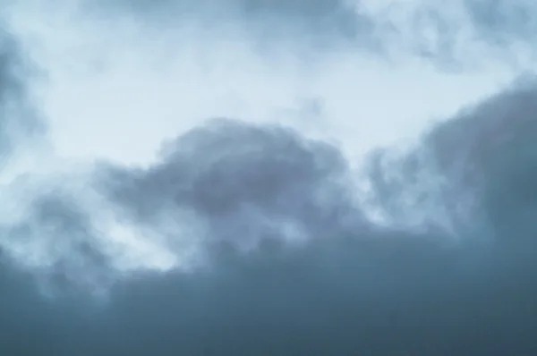 Blauer Himmel mit verschiedenen schönen Wolken darauf — Stockfoto