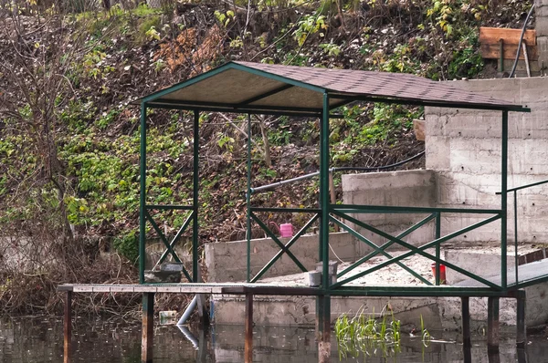 Gazebo en el agua para la pesca y la recreación —  Fotos de Stock