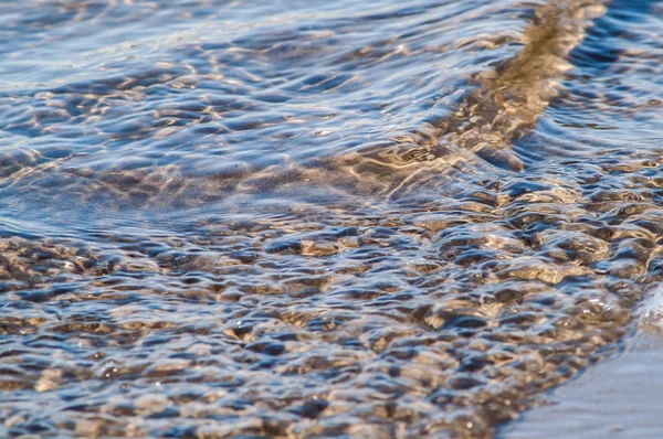 Surf pe o plajă de nisip cu valuri — Fotografie, imagine de stoc