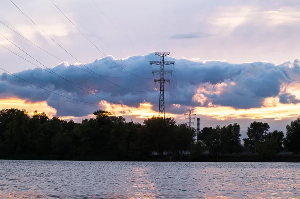 Güneşli bir gün nehir