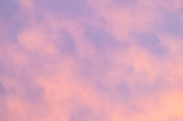 Herbstlich rot-graue Wolken am blauen Himmel — Stockfoto