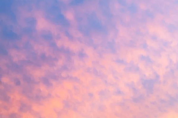 Mavi gökyüzünde sonbahar kırmızı gri bulutlar 