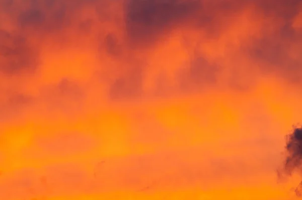 Herbstlich rot-graue Wolken am blauen Himmel — Stockfoto