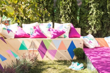 Yaz tatili için yastıkları ile iç bahçe