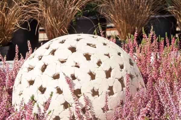 Bola blanca en un jardín decorado con esculturas —  Fotos de Stock