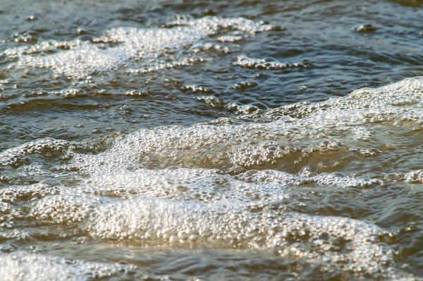 Fale przybrzeżne przy piaszczystej plaży z falami — Zdjęcie stockowe