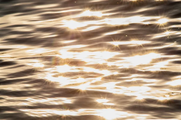 La superficie del agua en el otoño en el río — Foto de Stock