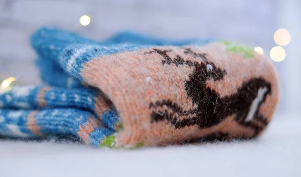 Strumpor med rådjur närbild på vit bakgrund med ljus bokeh. Mysig vintersemester. Handgjord för gåva. — Stockfoto