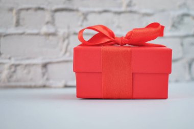 Tuğla kaplamalı kırmızı hediye kutusu