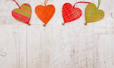 Tahta arka planda üç tahta kalp. Boşluğu kopyala