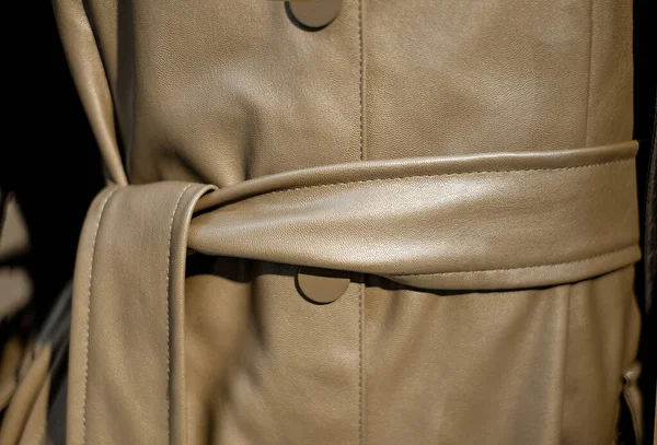 Kemerle Yakın Plan Moda Renklerinde Kadın Deri Kahverengi Ceket — Stok fotoğraf
