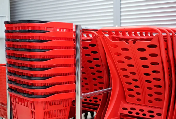Rode Plastic Winkelwagentjes Manden Supermarkt Winkelconcept Rechtenvrije Stockafbeeldingen