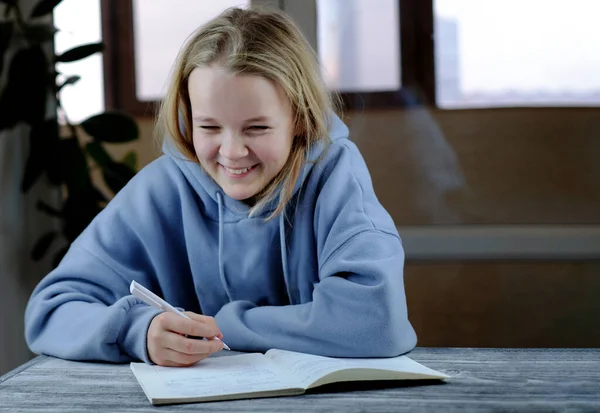 Mädchen Lachen Und Schreiben Aufgabe Mit Stift Copybook Studing Hause — Stockfoto