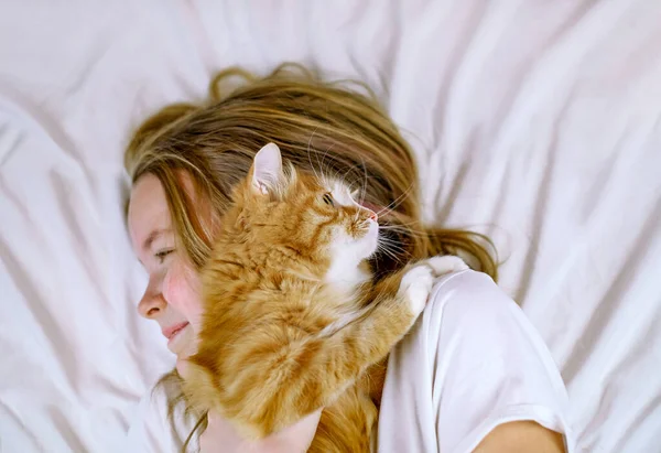 Niña Relajándose Cama Con Gato Primer Plano — Foto de Stock