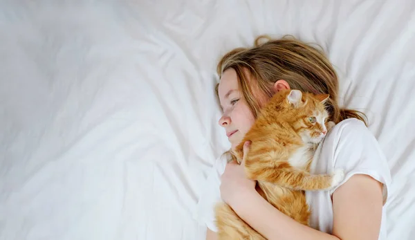 Little Girl Lying Bed Her Cat Copy Space — Stock Photo, Image