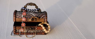 Ahşap arka planda değerli bir hazine sandığı. Boşluğu kopyala