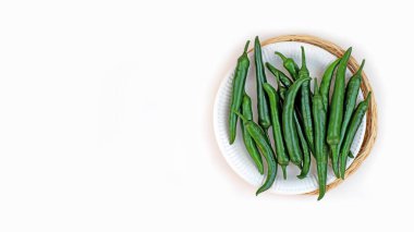 Beyaz zemin üzerinde yeşil biber ve fotokopi alanı, çevre dostu konsept.