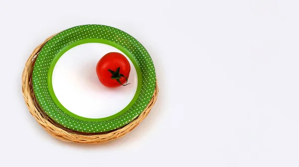 Świeże pomidory na tabliczce ekologicznej na białym tle z przestrzenią do kopiowania — Zdjęcie stockowe
