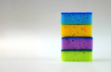 Gri arkaplanda kopyalama alanı olan temizlik süngerleri yığını