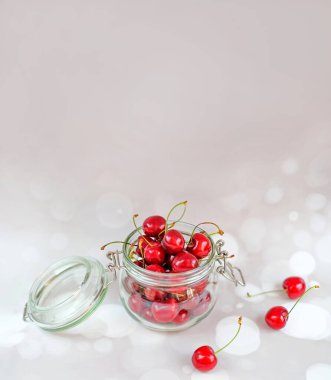 Kavanozda taze kiraz, kış için hasat, fotokopi alanı, dikey fotoğraf