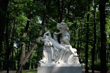 Aşk Tanrısı ve Ruh Heykeli Yaz Bahçesinde, Saint-Petersburg, Rusya