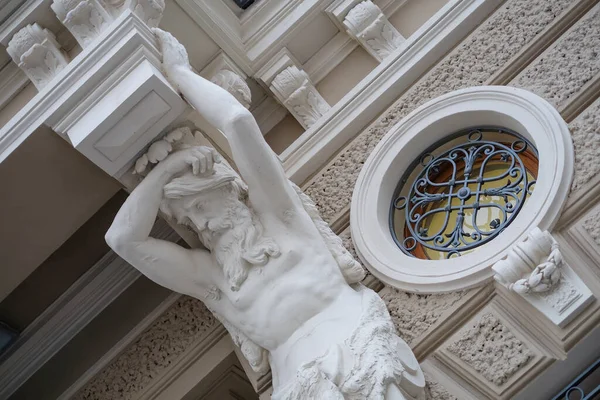 Escultura closeup na fachada do edifício velho em São Petersburgo, Rússia — Fotografia de Stock