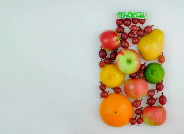 Färsk frukt i form av burk, skörd och hälsosam mat koncept, kopiera utrymme — Stockfoto