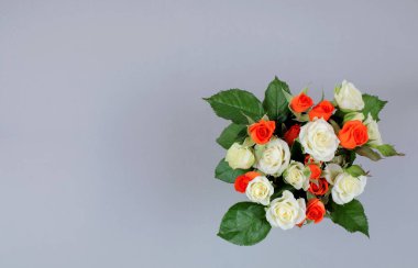 Gri arkaplanda bir buket gül ve kopyalama alanı