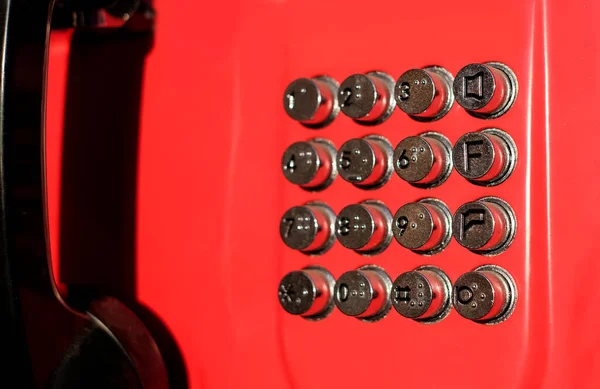 Metallknöpfe eines Payphones mit Braillezeile, abstraktes Foto — Stockfoto