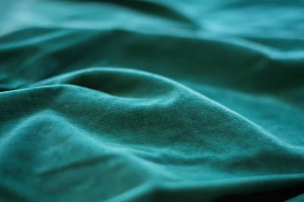 어두운 녹색의 벨벳 천 을 배경으로 — 스톡 사진