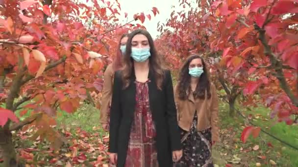 Tre Ragazze Che Indossano Una Maschera Protettiva Camminano Verso Macchina — Video Stock